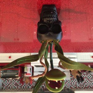 8' Faux Venus Flytrap Halloween in Skeleton Skull